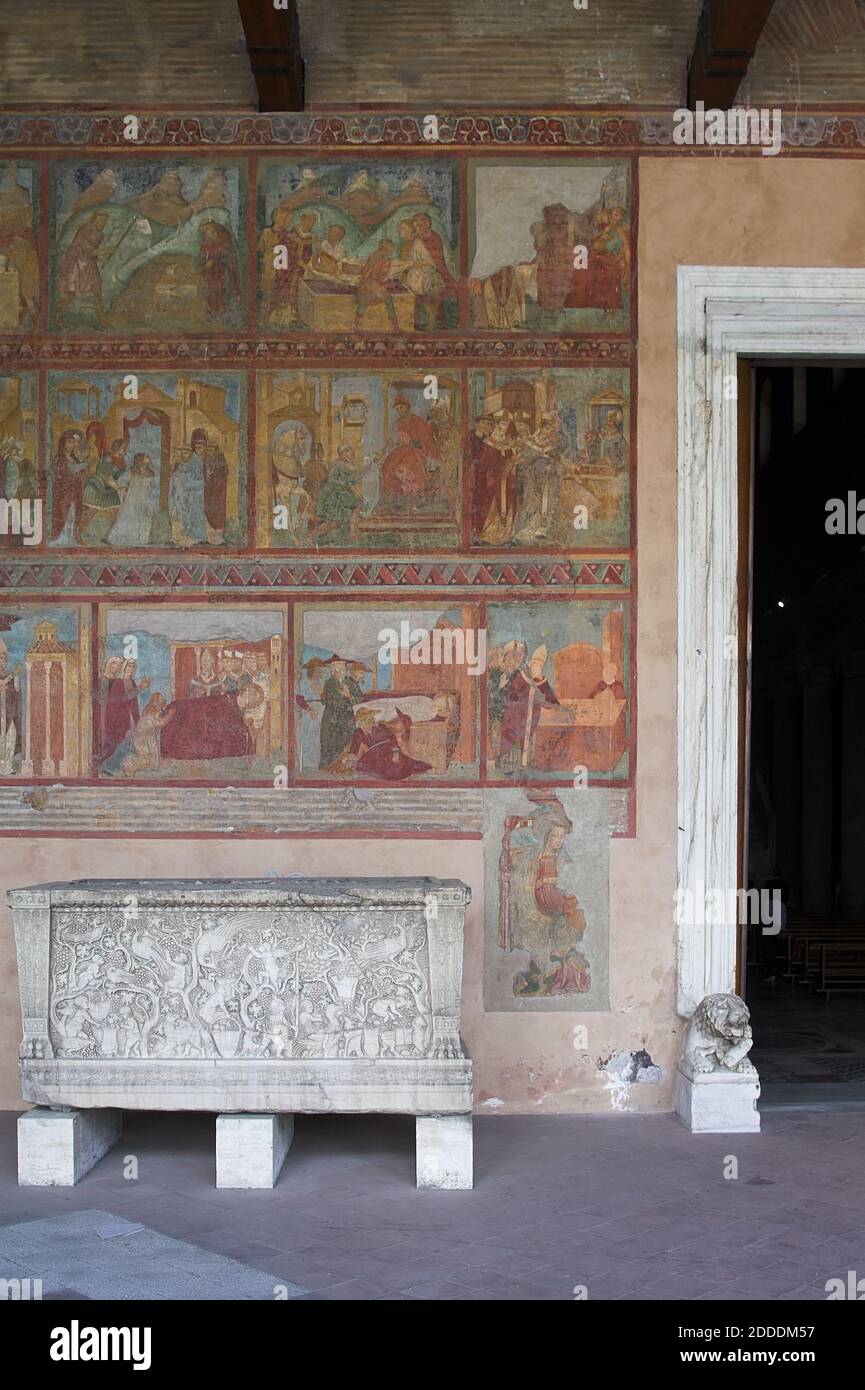 Roma, Rom, Basilica Papale di San Lorenzo fuori le mura; Sankt Laurentius vor den Mauern; Portico - sarcofago con una scena vintage. Foto Stock