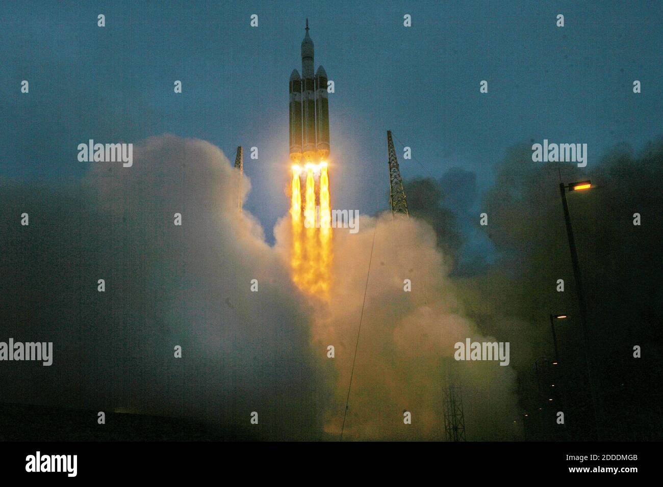 NO FILM, NO VIDEO, NO TV, NO DOCUMENTARIO - UN razzo pesante Delta IV Carryng la navicella spaziale Orion lancia venerdì 5 dicembre 2014 al complesso di lancio 37B a Cape Canaveral, FL, USA. Il test di volo non presidiato di quattro ore a due orbita valuterà i sistemi critici per la sicurezza dell'equipaggio. Foto di Red Huber/Orlando Sentinel/TNS/ABACAPRESS.COM Foto Stock
