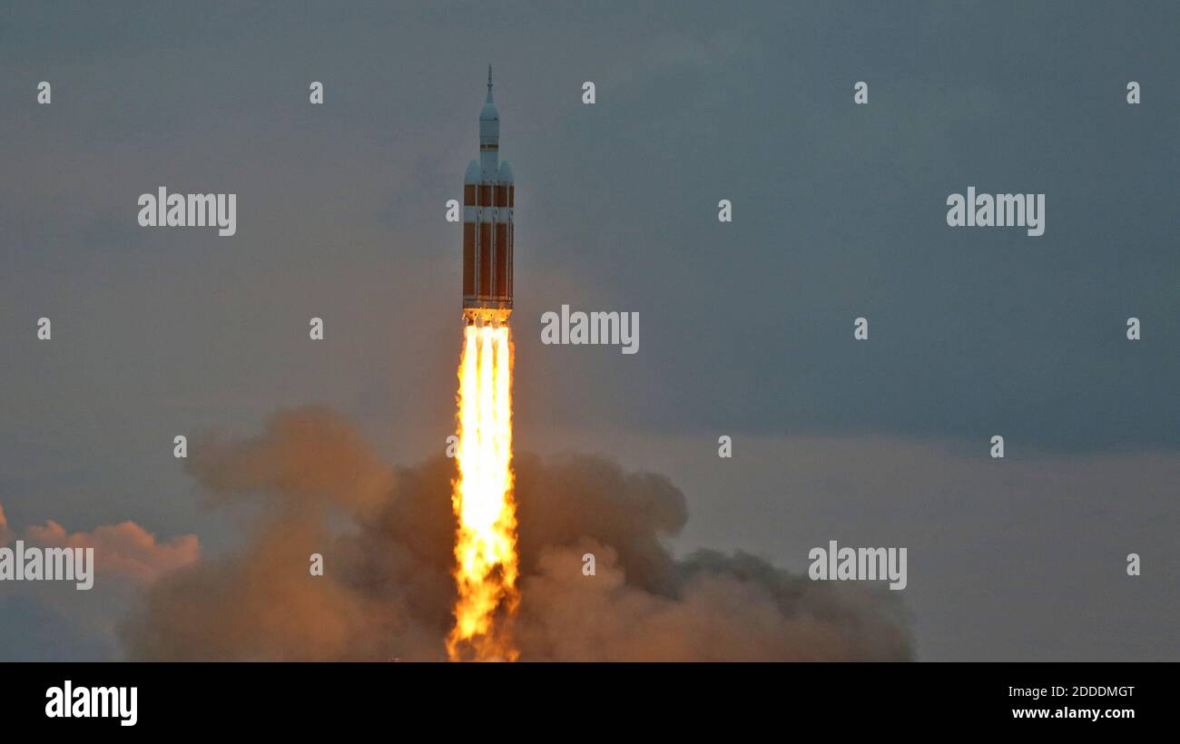 NO FILM, NO VIDEO, NO TV, NO DOCUMENTARIO - UN razzo pesante Delta IV Carryng la navicella spaziale Orion lancia venerdì 5 dicembre 2014 al complesso di lancio 37B a Cape Canaveral, FL, USA. Il test di volo non presidiato di quattro ore a due orbita valuterà i sistemi critici per la sicurezza dell'equipaggio. Foto di Red Huber/Orlando Sentinel/TNS/ABACAPRESS.COM Foto Stock