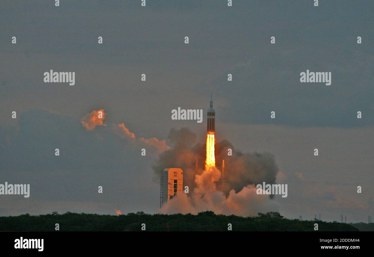 NO FILM, NO VIDEO, NO TV, NO DOCUMENTARIO - UN razzo pesante Delta IV Carryng la navicella spaziale Orion lancia venerdì 5 dicembre 2014 al complesso di lancio 37B a Cape Canaveral, FL, USA. Il test di volo non presidiato di quattro ore a due orbita valuterà i sistemi critici per la sicurezza dell'equipaggio. Foto di Red Huber/Orlando Sentinel/TNS/ABACAPRESS.COM Foto Stock