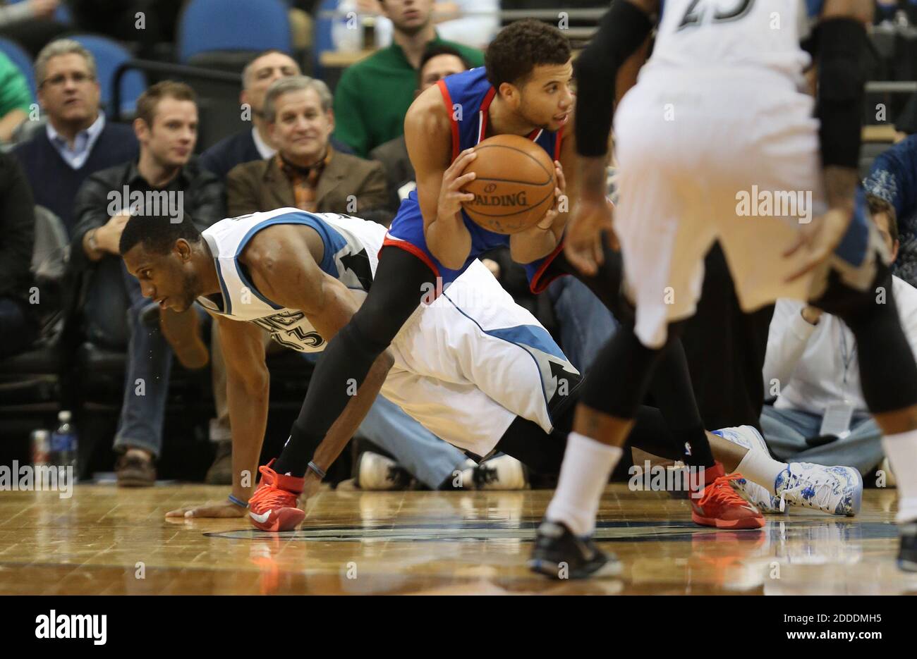 NESSUN FILM, NESSUN VIDEO, NESSUNA TV, NESSUN DOCUMENTARIO - Michael carter-Williams dei 76ers ruba il rimbalzo da Lupi' Thaddeus Young durante il secondo hal al al Target Center a Minneapolis, MN, USA il 3 dicembre 2014. I 76ers vincono 85-77. Foto di Kyndell Harkness/Minneapolis Star Tribune/TNS/ABACAPRESS.COM Foto Stock