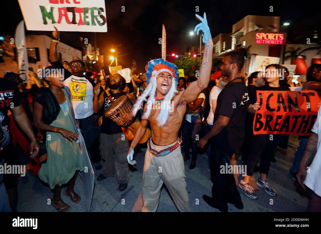 NO FILM, NO VIDEO, NO TV, NO DOCUMENTARIO - l'artista Tarzm Congo di New York si unisce ai manifestanti a Mid-Town Miami, FL, USA, venerdì 5 dicembre 2014, in risposta alla decisione di Eric Garner Chokehold a New York. Prima durante una veglia la famiglia di Isreal 'Reefaa' Hernandez ha parlato alla folla. Hernandez è l'artista dei graffiti che morì dopo essere stato Tasered dalla polizia di Miami Beach. Foto di al Diaz/Miami Herald/TNS/ABACAPRESS.COM Foto Stock