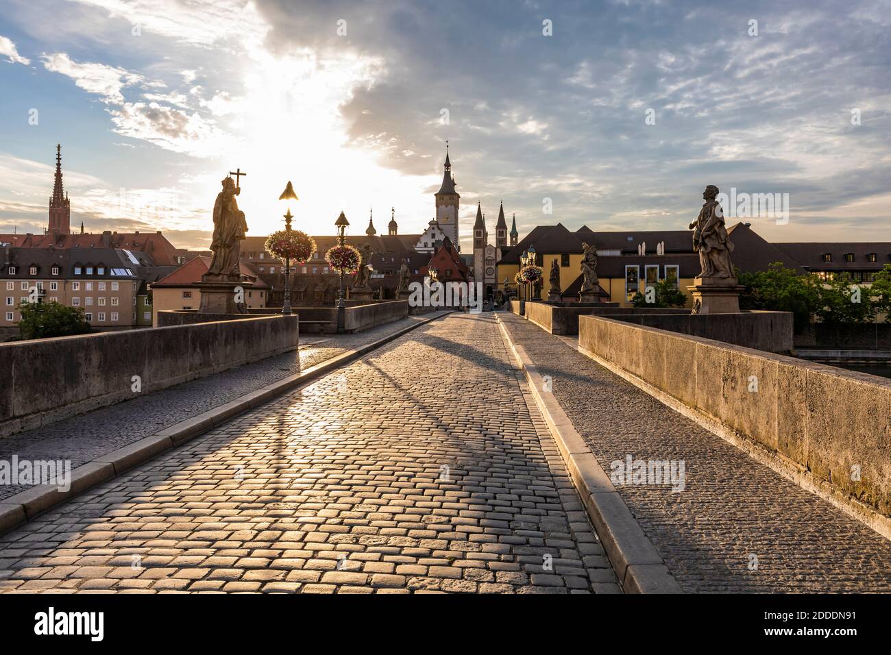 Germania, Baviera, Wurzburg, ponte Alte Mainbrucke vuoto al tramonto nuvoloso Foto Stock