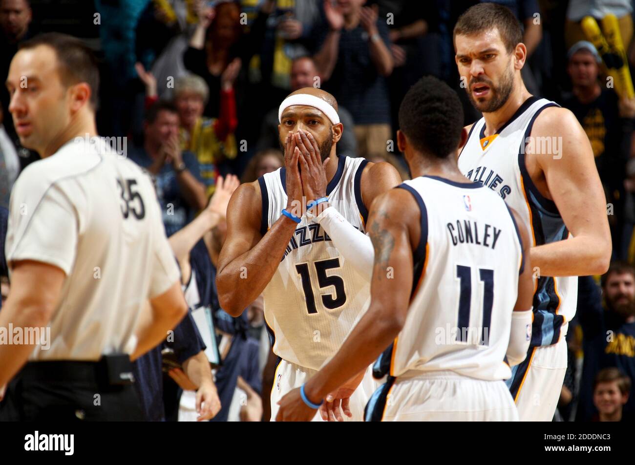 NESSUN FILM, NESSUN VIDEO, NESSUNA TV, NESSUN DOCUMENTARIO - la vince carter di Memphis Grizzlies (15) reagiscono come i funzionari decidono di dare un'occhiata al monitor di riproduzione dopo il suo paniere di 3 punti contro gli Houston Rockets al FedExForum di Memphis, TN, USA, venerdì 26 dicembre 2014. I Rockets vincono, 117-111, in straordinari. Foto di Nikki Boertman/l'appello commerciale/TNS/ABACAPRESS.COM Foto Stock