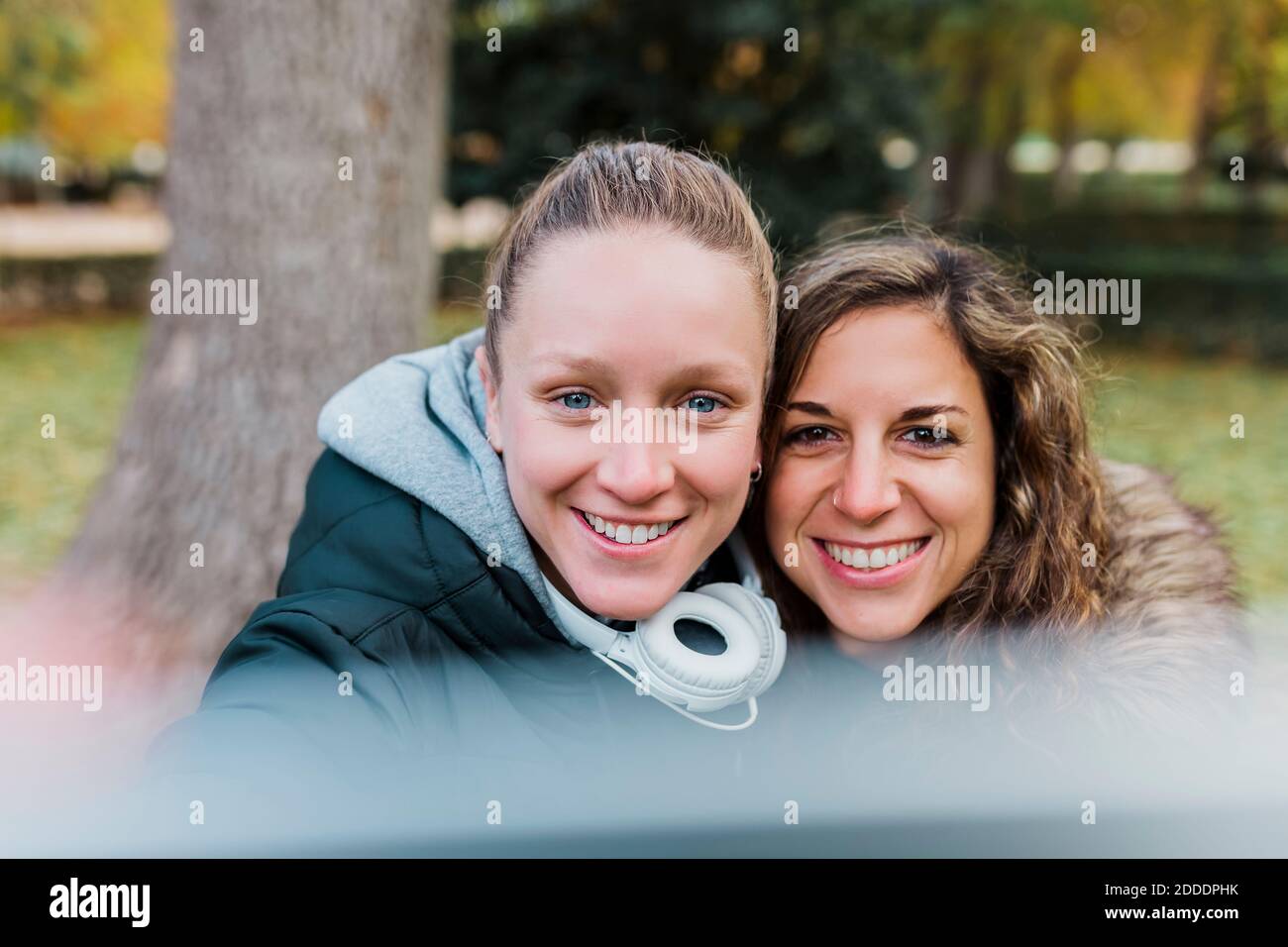 Sorridenti belle donne mid adulte che godono l'autunno al parco Foto Stock