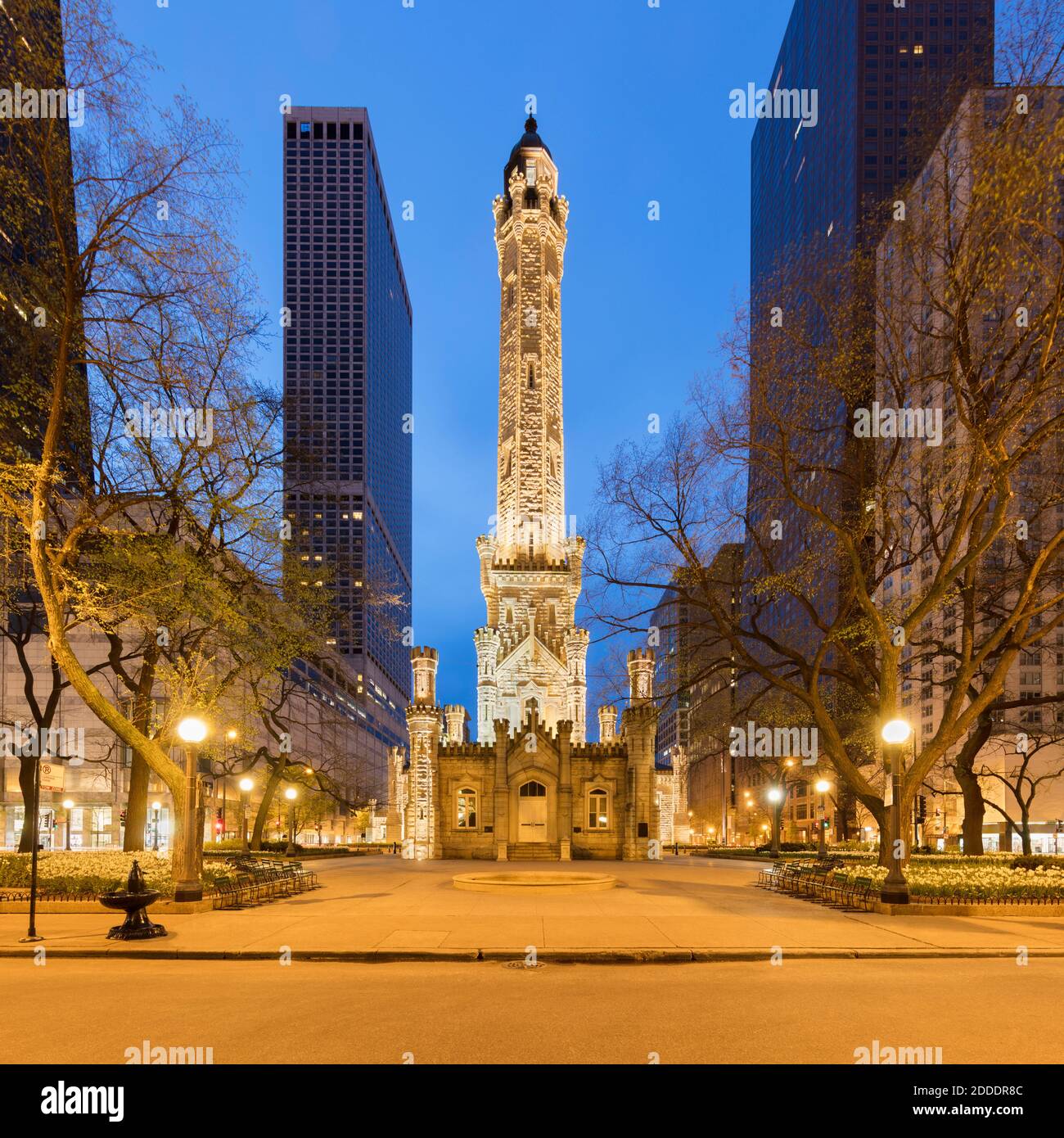 Torre d'acqua illuminata di Chicago al tramonto, Chicago, USA Foto Stock