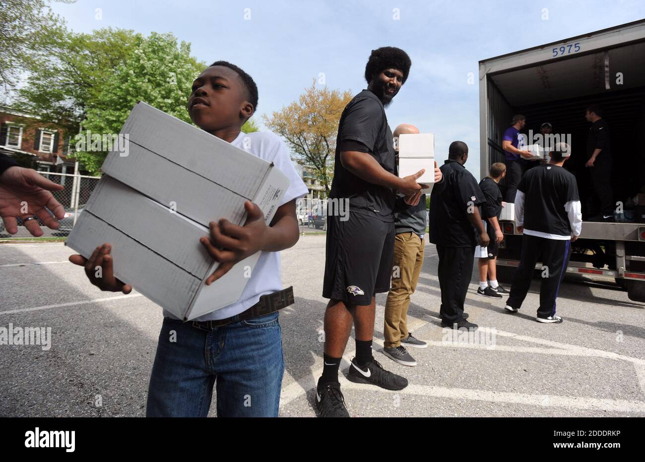 NO FILM, NO VIDEO, NO TV, NO DOCUMENTARIO - Domein Jones, 11, uno studente di Matthew Henson Elemntary, aiuta il giocatore di Baltimora Ravens Marcel Jones, centro, E altri scaricano rifornimenti di cibo da un camion, mentre i giocatori, gli allenatori e il personale di Ravens visitano le scuole giovedì 30 aprile 2015, per fornire un sostegno positivo, mentre le proteste continuano dopo la recente morte di Freddie Grey mentre si trovano nella custodia della polizia di Baltimora. Foto di Kenneth K. Lam/Baltimore Sun/TNS/ABACAPRESS.COM Foto Stock