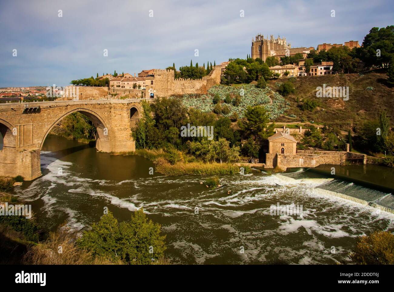 Puente de Alcántara Ponte Romano sul fiume Tago, Toledo, Spagna Foto Stock