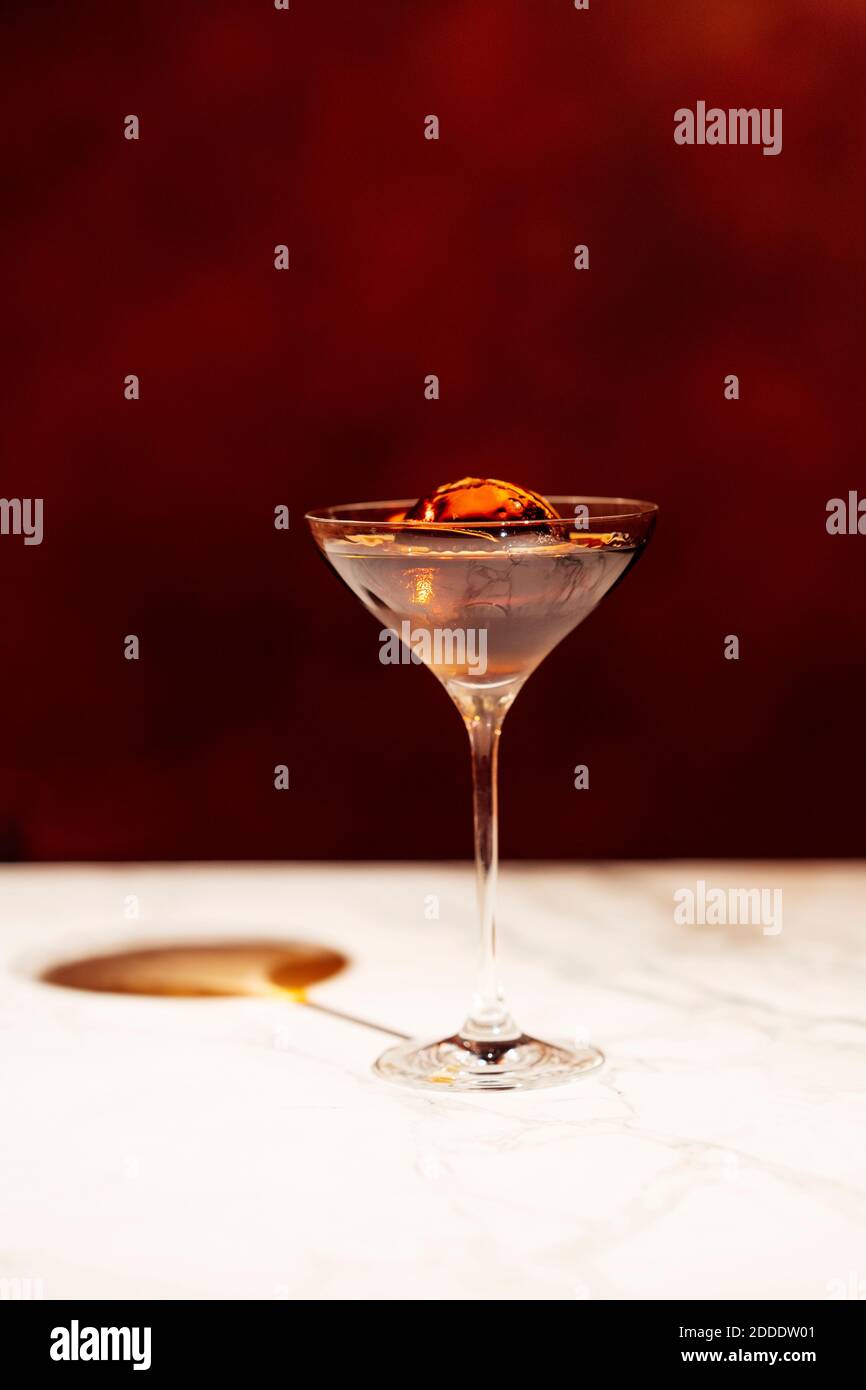 Cocktail in scintillante bicchiere Martini Foto Stock