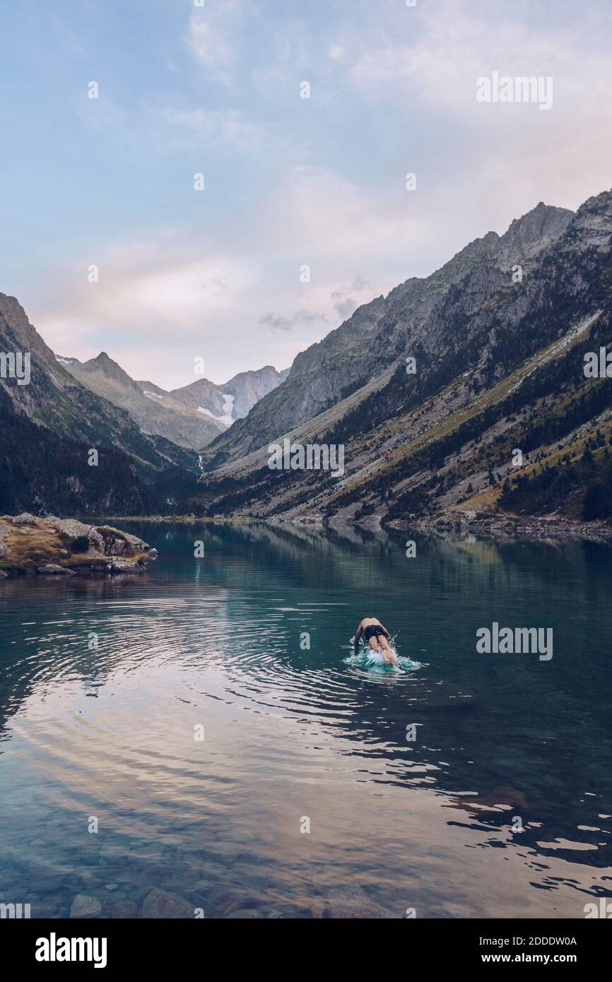 Uomo che fa il bagno nel lago di Gauge a Ibones di Anayet Foto Stock