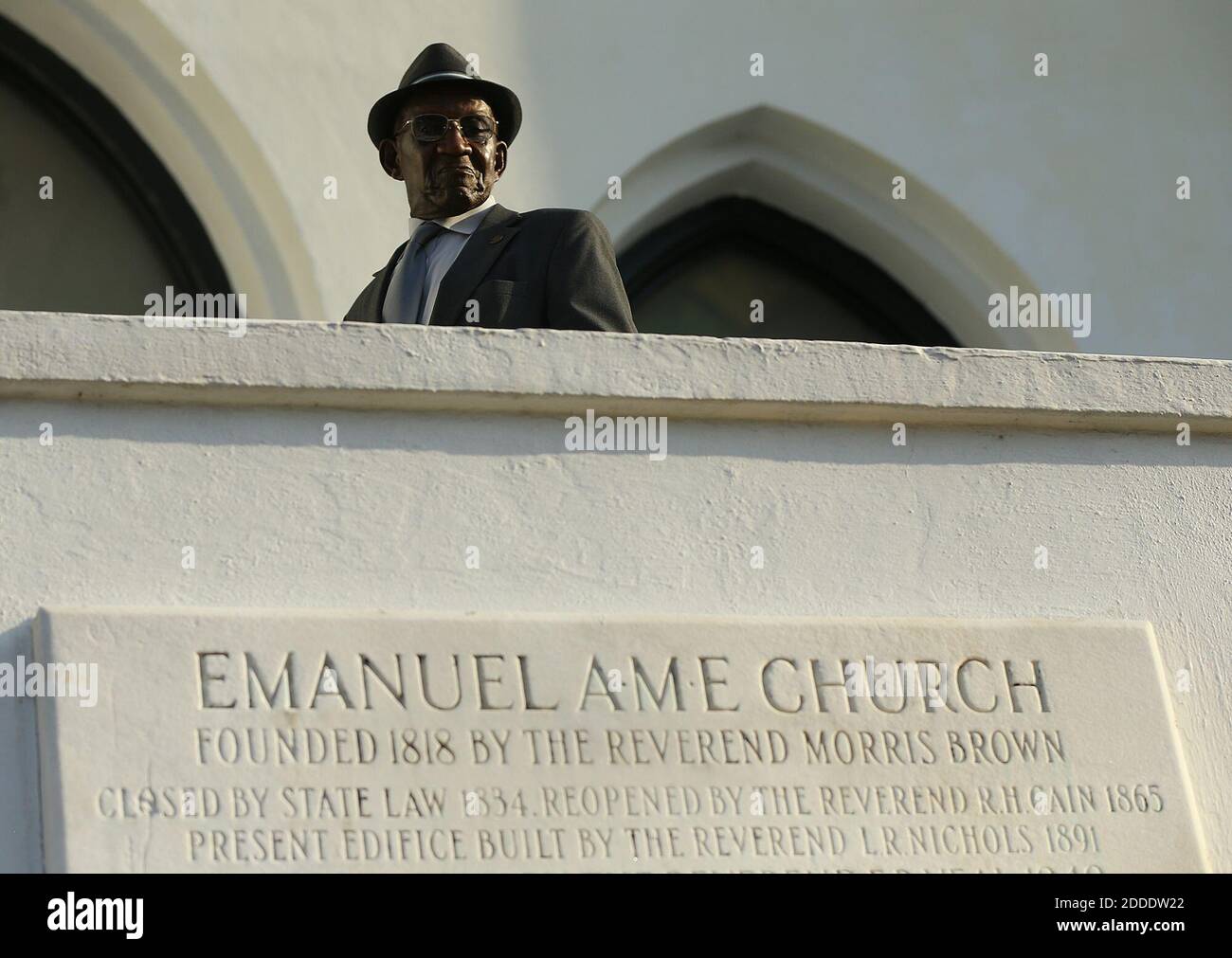 NESSUN FILM, NESSUN VIDEO, NESSUNA TV, NESSUN DOCUMENTARIO - UN membro della chiesa guarda sopra la ringhiera alla folla in attesa di entrare per il servizio di domenica come il 'Altro' Emanuel A.M.E. La Chiesa apre quattro giorni dopo il masso che ha causato la vita del suo pastore e di altri otto domenica 21 giugno 2015 a Charleston, SC, USA. Foto di Curtis Compton/Atlanta Journal-Constitution/TNS/ABACAPRESS.COM Foto Stock