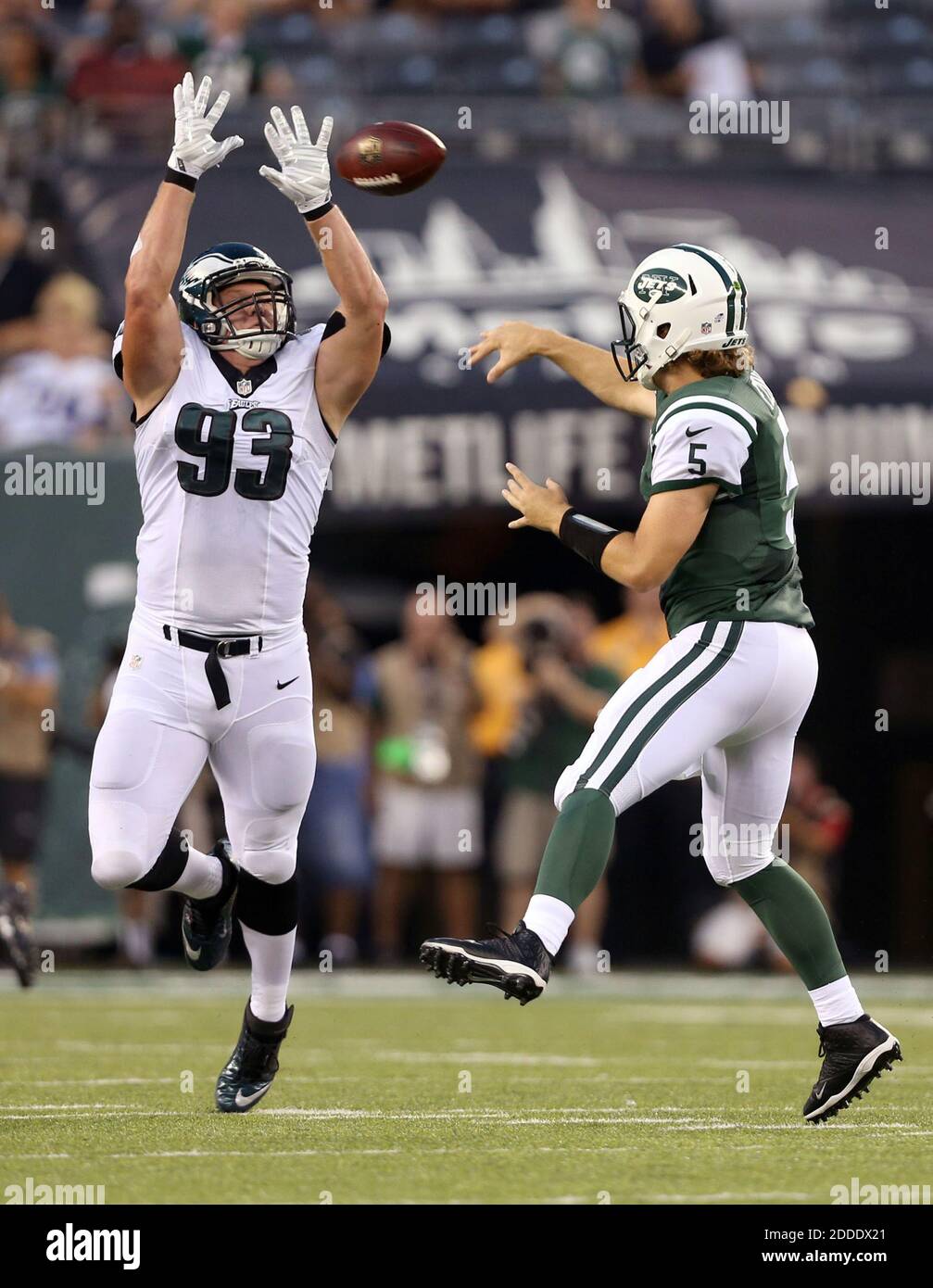 NO FILM, NO VIDEO, NO TV, NO DOCUMENTARIO - il Brandon Bair di Philadelphia Eagles salta per difendere un passo da New York Jets quarterback Matt Flynn, destra, durante il primo trimestre in azione preseson giovedì 3 settembre 2015, al MetLife Stadium a East Rutherford, N.J. (David Maialetti/Philadelphia Inquirer/TNS/ABACAPRESS.COM Foto Stock