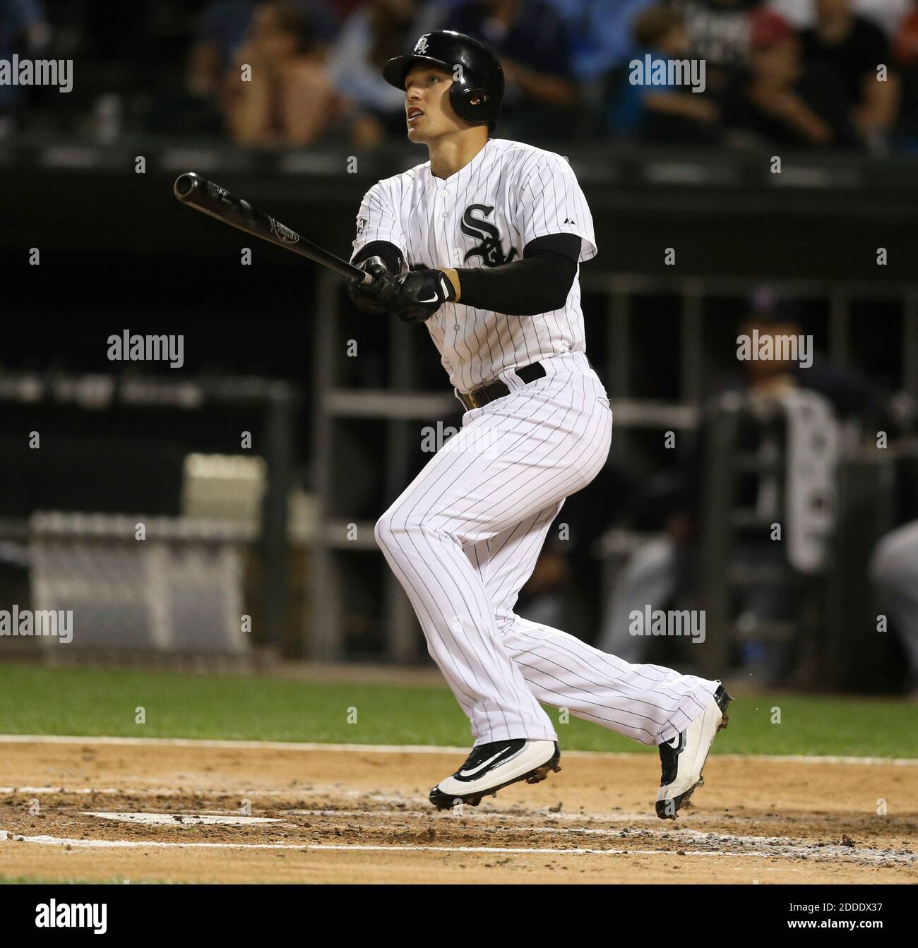 NESSUN FILM, NESSUN VIDEO, NESSUNA TV, NESSUN DOCUMENTARIO - il Chicago White Sox's Trayce Thompson guarda il volo della sua corsa solista a casa contro gli Indiani Cleveland durante il secondo inning al U.S. Cellular Field a Chicago mercoledì 9 settembre 2015. (Nuccio DiNuzzo/Chicago Tribune/TNS) Foto Stock