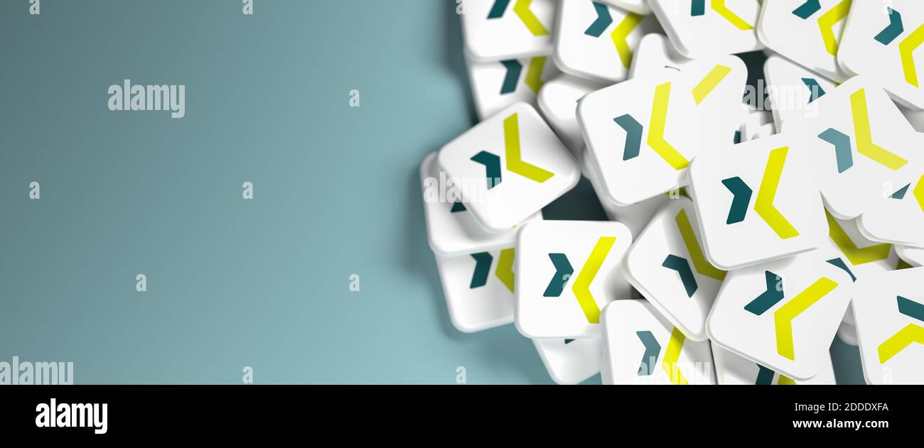 Logo del sito di social media aziendale e dell'app Xing su un mucchio. Dimensione banner Web con spazio di copia - fuoco selettivo Foto Stock