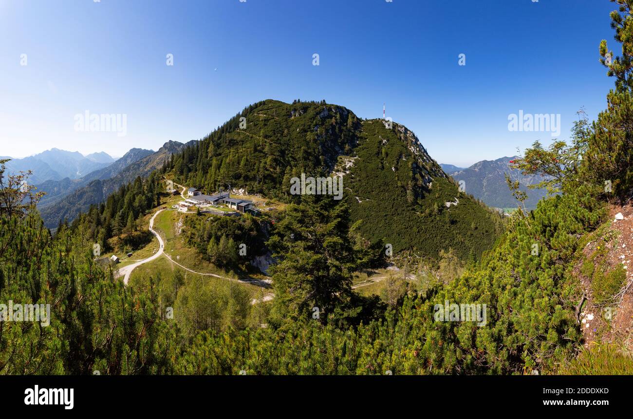Austria, Austria superiore, Bad Ischl, stazione della funivia in cima alle verdi montagne boscose Foto Stock