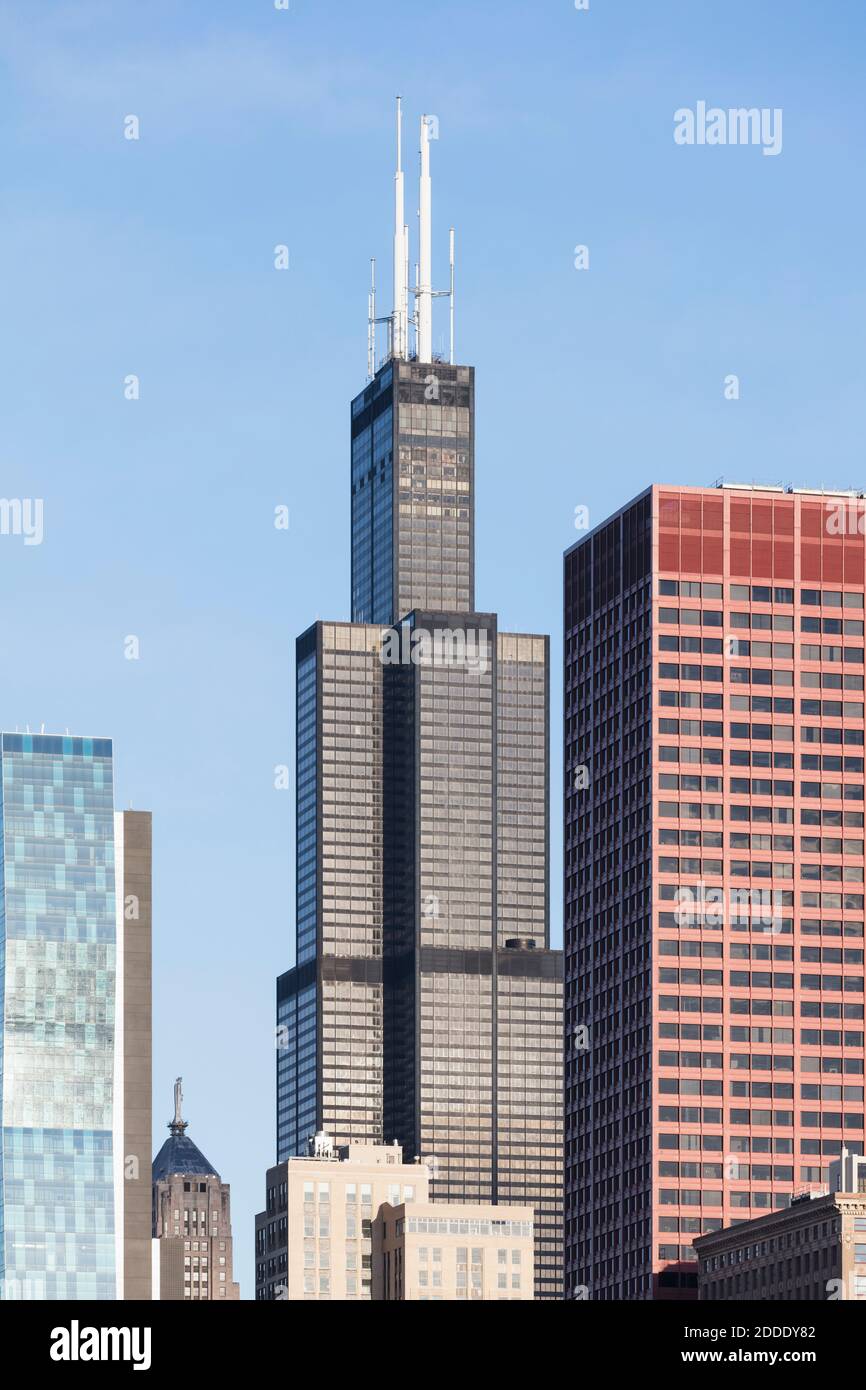 La torre Willis raggiunge il cielo blu a Chicago, USA Foto Stock