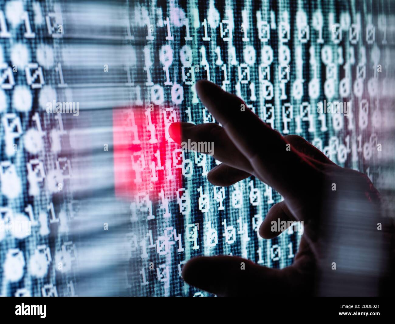 Immagine ritagliata dello schermo del computer che tocca il dito umano con binario codice Foto Stock