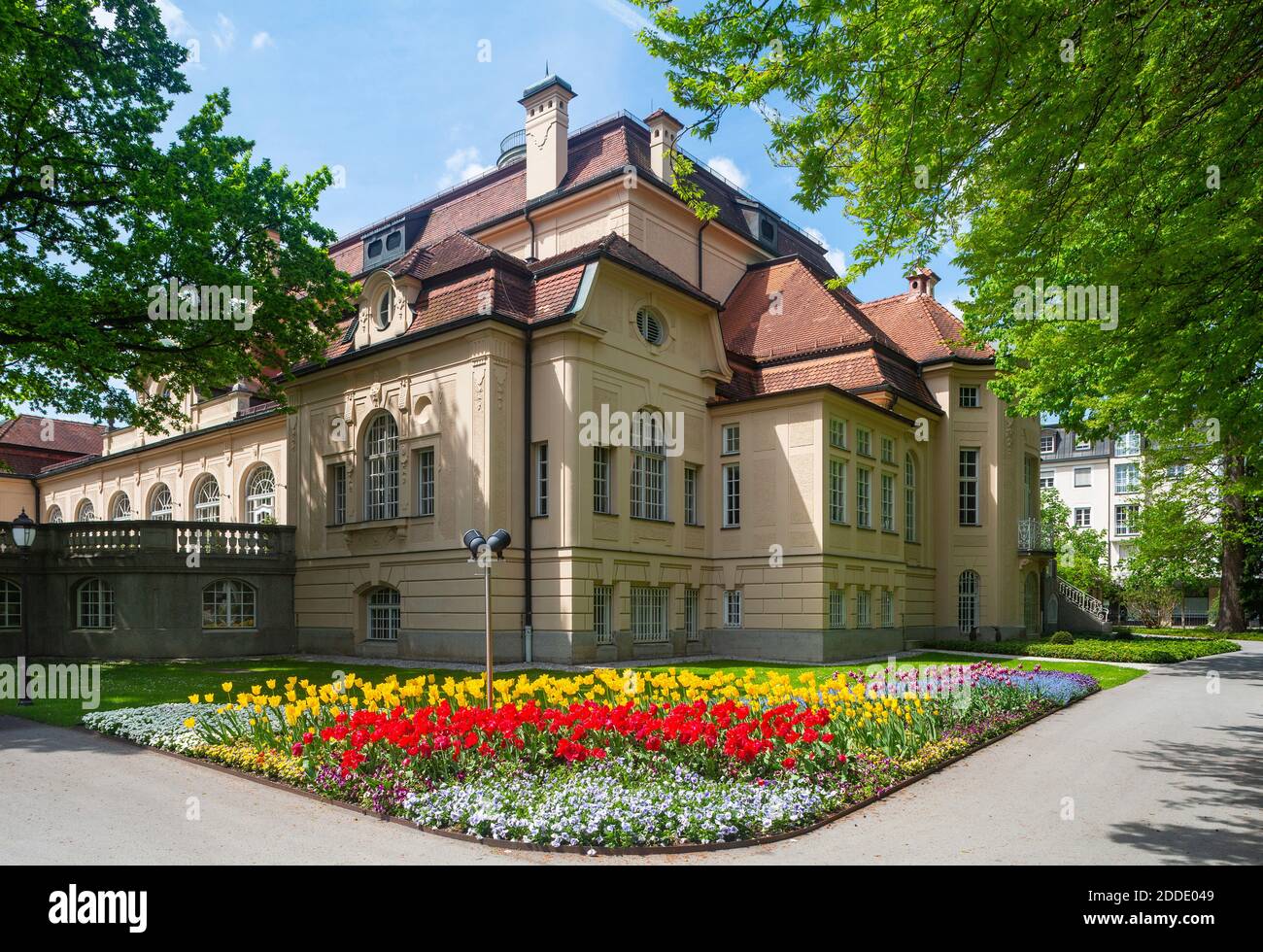 Germania, Baviera, Bad Reichenhall, aiuole colorate di fronte al centro benessere nel Royal Spa Garden Foto Stock