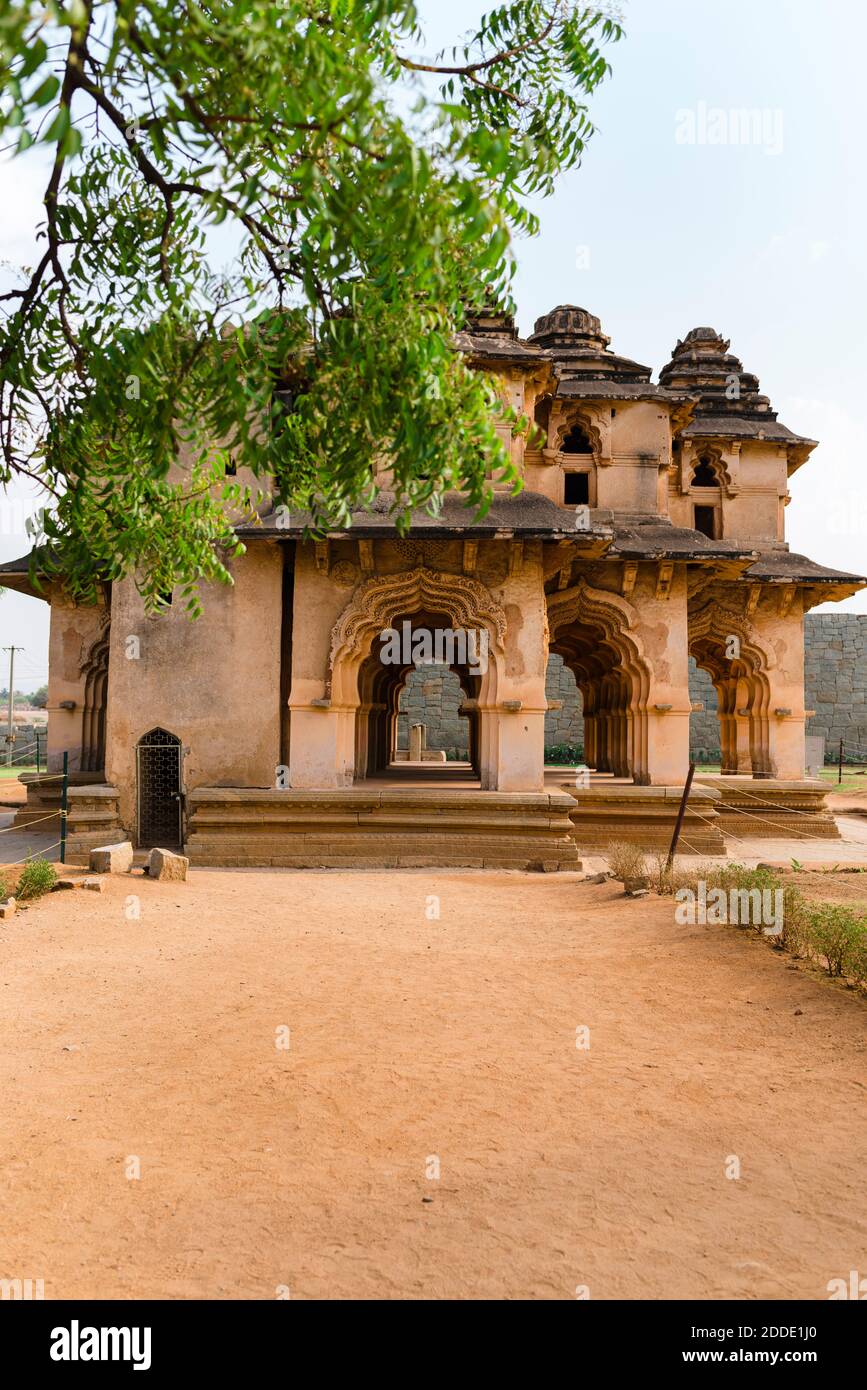 India, Karnataka, Hampi, esterno di Lotus Mahal nella valle desertica di Hampi Foto Stock