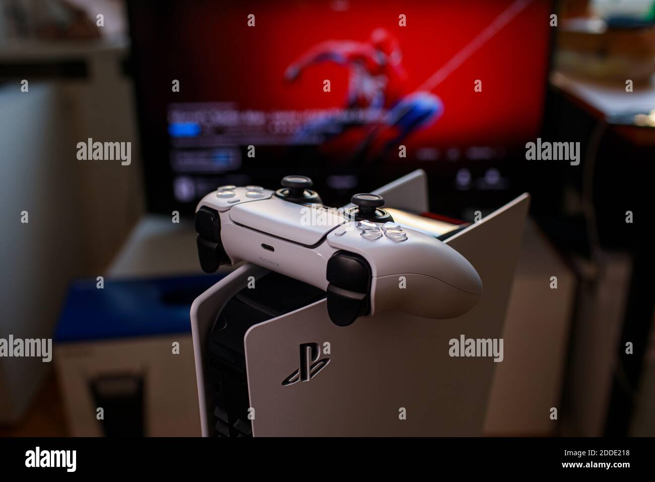 PlayStation 5 Sony svela console e giochi per PS5. Controller Dualsense. Spider-Man: Miles Morales è il gioco di lancio più grande di PS5. Uomo che tiene il joystick Foto Stock