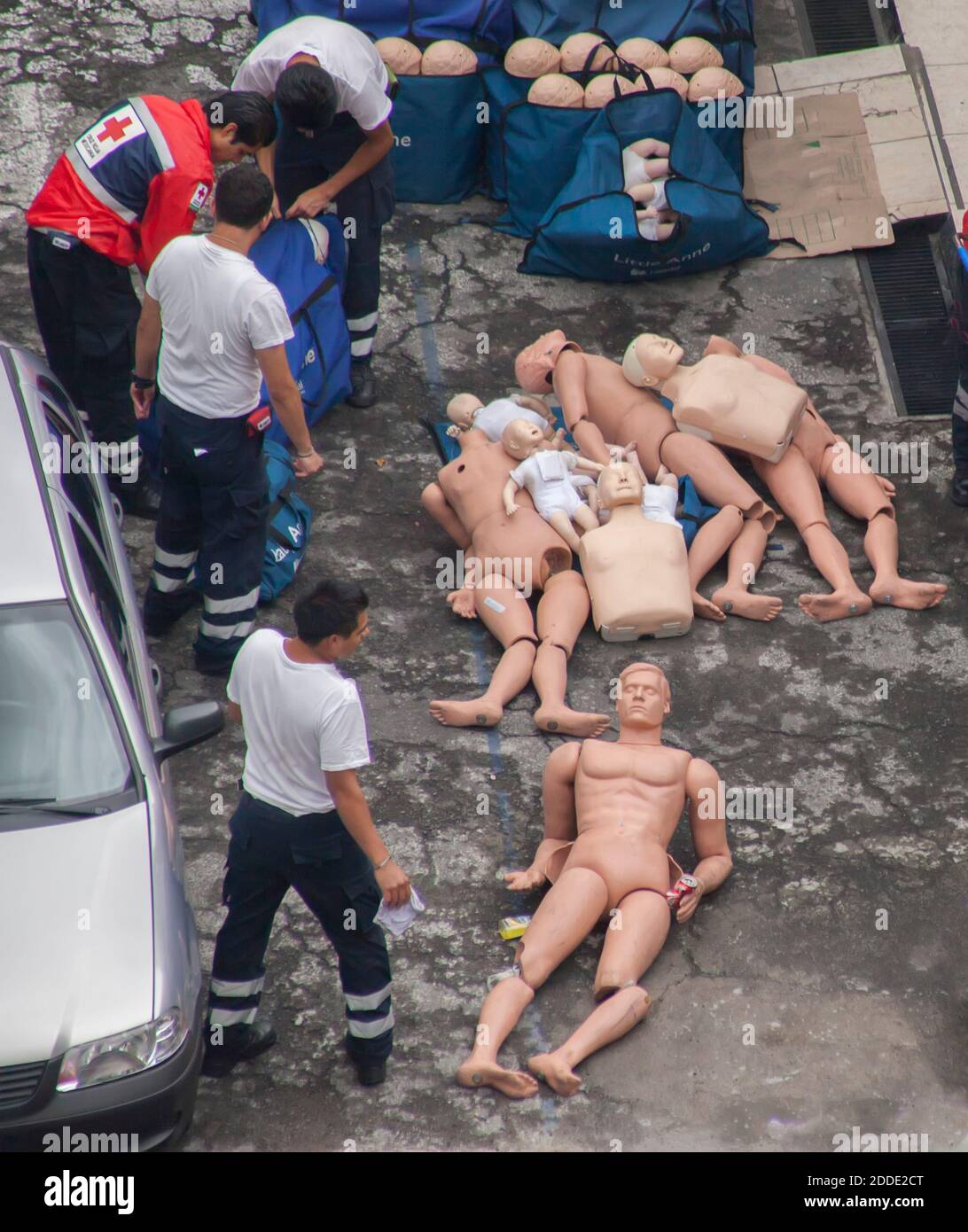 I lavoratori della Croce Rossa scaricano la partita di manichini di pronto soccorso Foto Stock