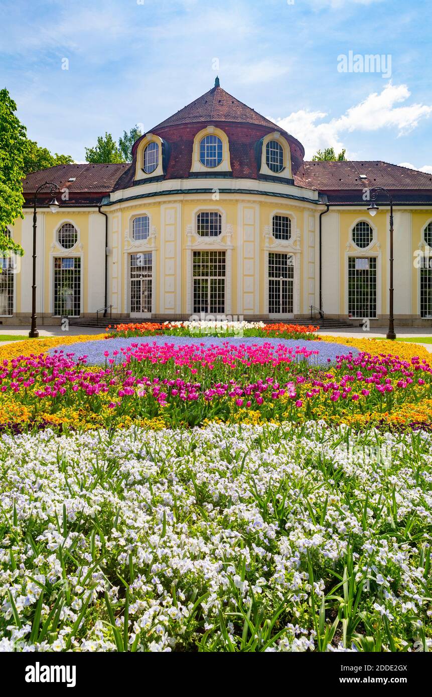 Germania, Baviera, Bad Reichenhall, colorato fiorito nel Royal Spa Garden con sala concerti rotonda sullo sfondo Foto Stock