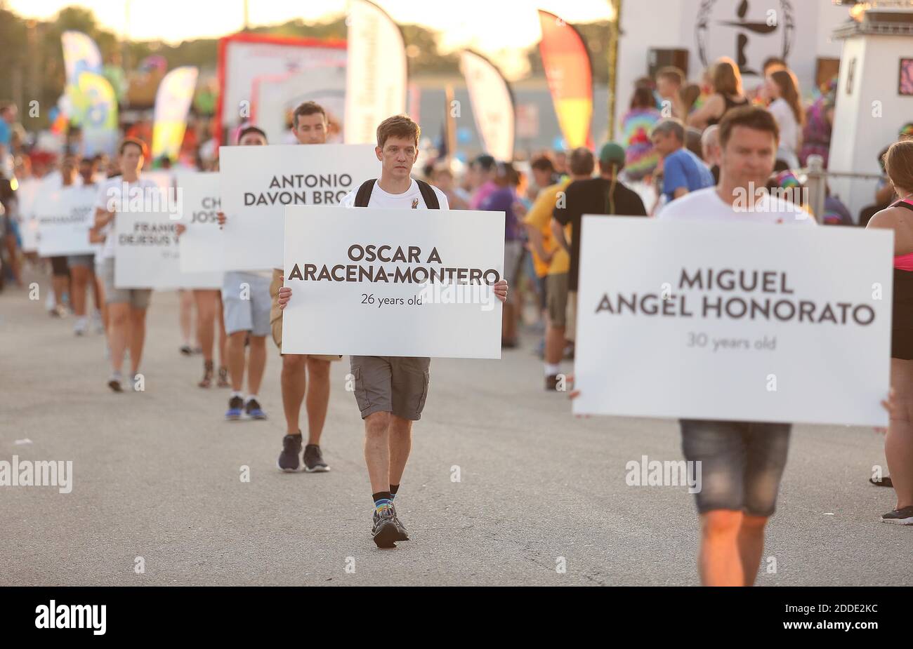 NO FILM, NO VIDEO, NO TV, NO DOCUMENTARIO - amici e familiari delle vittime del nightclub Pulse hanno condotto la Parata di San Pete Pride a San Pietroburgo, FL, USA, sabato 15 giugno 2016. Foto di Stephen M. Dowell/Orlando Sentinel/TNS/ABACAPRESS.COM Foto Stock