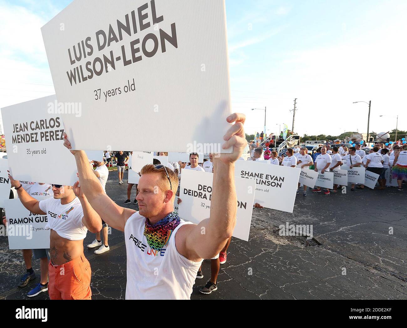 NO FILM, NO VIDEO, NO TV, NO DOCUMENTARIO - amici e familiari delle vittime del nightclub Pulse hanno condotto la Parata di San Pete Pride a San Pietroburgo, FL, USA, sabato 15 giugno 2016. Foto di Stephen M. Dowell/Orlando Sentinel/TNS/ABACAPRESS.COM Foto Stock