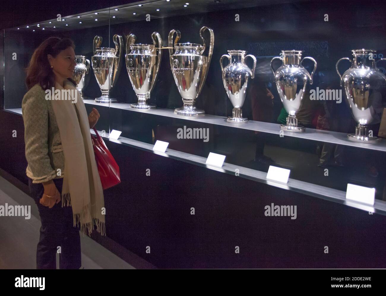 Donna guarda il argenteria vinto dal Real Madrid Football Club nello stadio Santiago Bernabéu, Madrid, Spagna Foto Stock