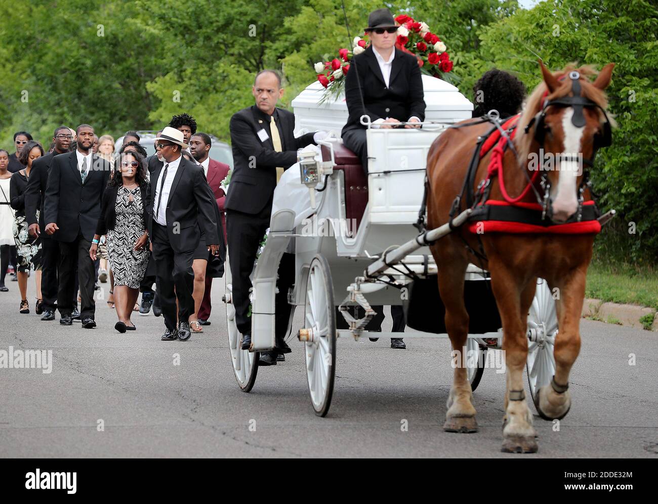 NO FILM, NO VIDEO, NO TV, NO DOCUMENTARIO - UNA processione funeraria per Philando Castiglia si fa strada lungo Concordia Avenue per la Cattedrale di San Paolo a St. Paul, Minnesota, USA, il giovedì 14 luglio 2016.Foto di Elizabeth Flores/Minneapolis Star Tribune/TNS/ABACAPRESS.COM Foto Stock