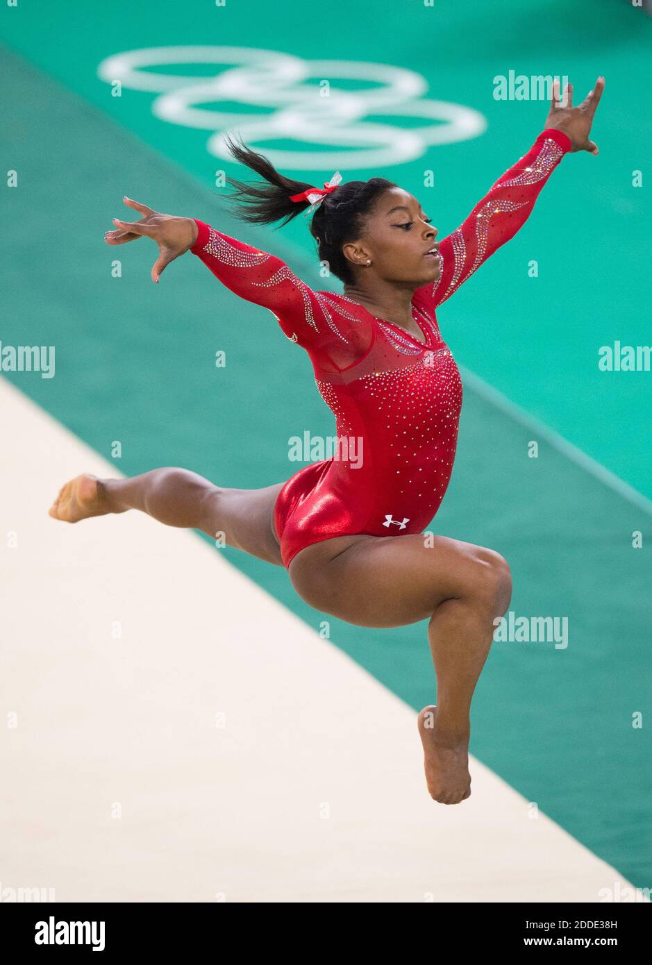 NO FILM, NO VIDEO, NO TV, NO DOCUMENTARIO - il ginnasta statunitense Gabby  Douglas pratica la sua routine di pavimento giovedì 4 agosto 2016, durante  una sessione di allenamento alla Rio Olympic