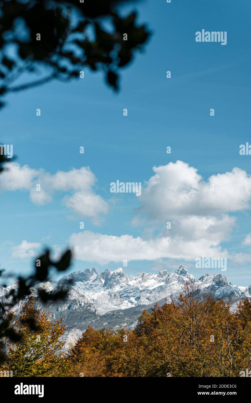 Nuvole sulle vette della gamma Picos de Europa in autunno Foto Stock