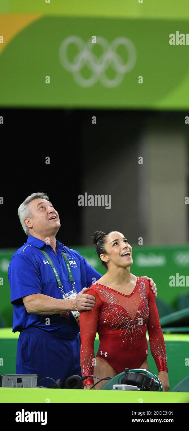 NO FILM, NO VIDEO, NO TV, NO DOCUMENTARIO - la gymnast statunitense Alexandra Raisman e la allenatrice Mihai Brestyan osservano per i suoi punteggi dopo che ha finito l'esercizio in campo nella persona delle donne all-around alle Olimpiadi estive di Rio de Janeiro, Brasile, giovedì 11 agosto 2016. Raisman ha vinto la medaglia d'argento. Foto di Mark Reis/Colorado Springs Gazette/TNS/ABACAPRESS.COM Foto Stock