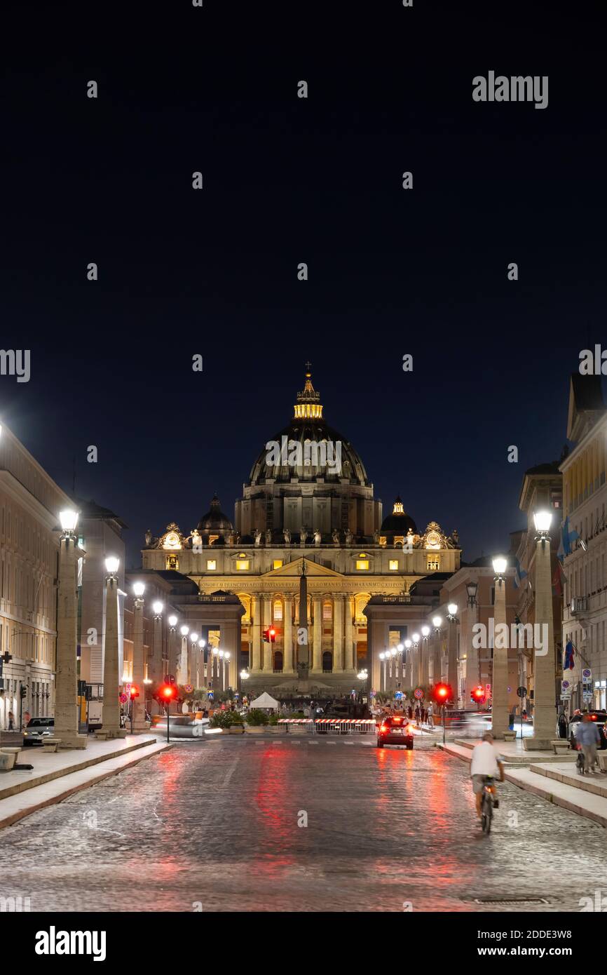 Via della conciliazione illuminata verso la Basilica di San Pietro in città contro il cielo di notte, Vaticano, Roma, Italia Foto Stock