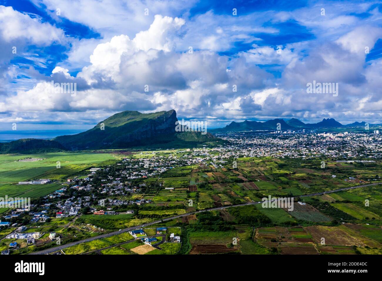 Mauritius, Fiume Nero, Flic-en-Flac, vista in elicottero della città dell'isola con il Corps de Garde montagna sullo sfondo Foto Stock