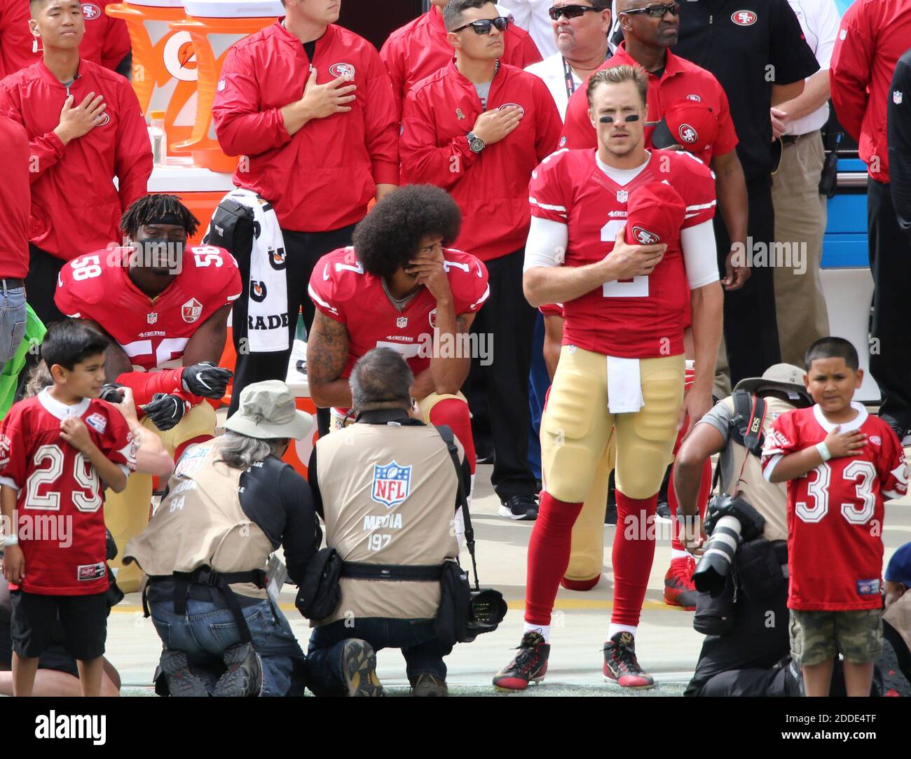 NO FILM, NO VIDEO, NO TV, NO DOCUMENTARIO - file photo : San Francisco  49ers' Eli Harold (58) sinistra, E San Francisco 49ers quarterback Colin  Kaepernick (7) inginocchiato durante l'inno nazionale come