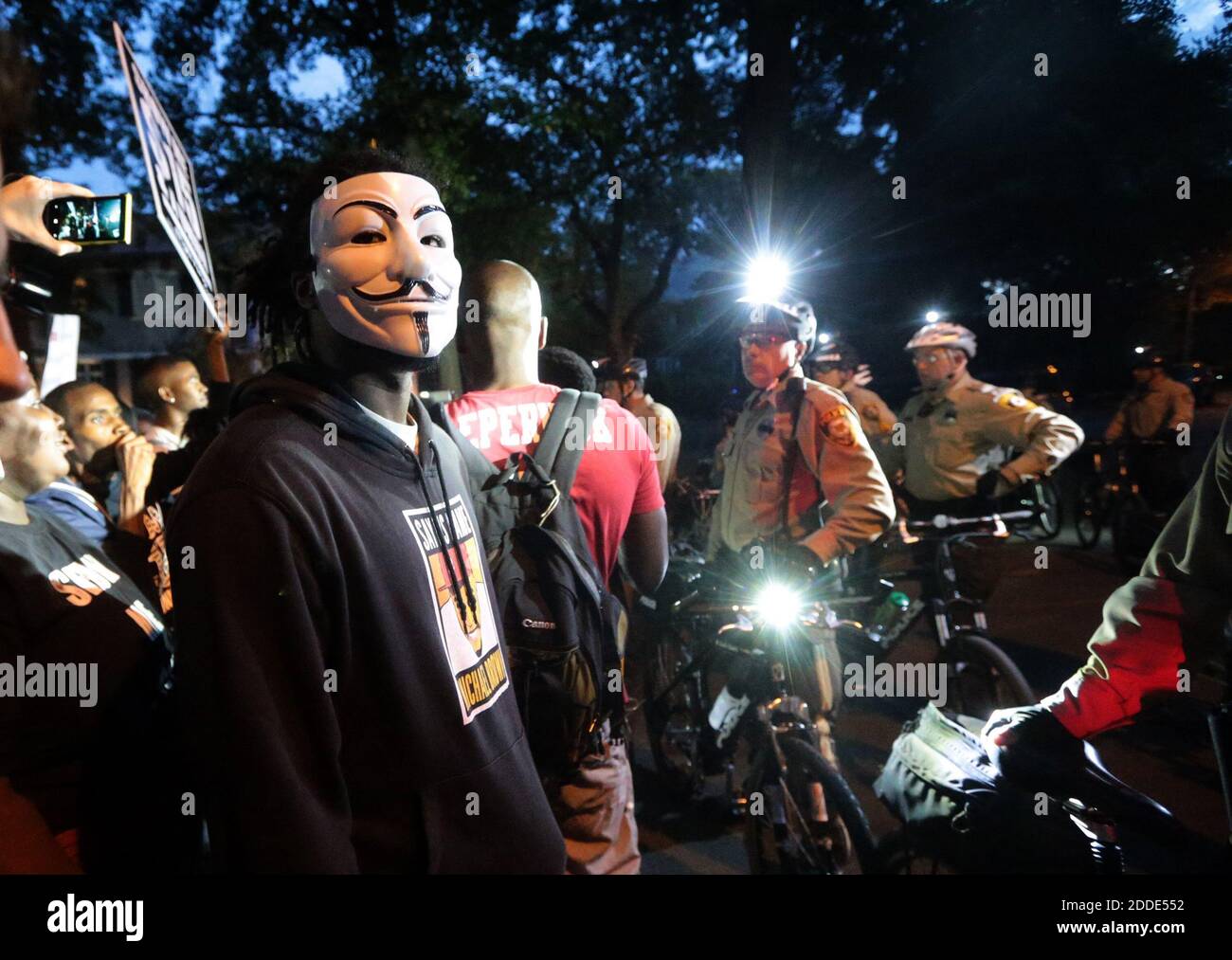 NESSUN FILM, NESSUN VIDEO, NESSUNA TV, NESSUN DOCUMENTARIO - la polizia ferma un gruppo di manifestanti che marciano per varie cause, -- compreso un salario minimo più alto, diritti riproduttivi, assistenza sanitaria di qualità, Black Lives materia e libertà religiosa -- Dalla marcia su Ellenwood Avenue Domenica, 9 ottobre 2016, a Clayton, Mo. La strada era aperta solo al traffico locale. Il gruppo di manifestanti si è riunito a University City e alla fine ha marciato verso la zona di libertà di parola fuori della Washington University. Foto di Laurie Skrivan/St. Louis Post-Dispatch/TNS/ABACAPRESS.COM Foto Stock