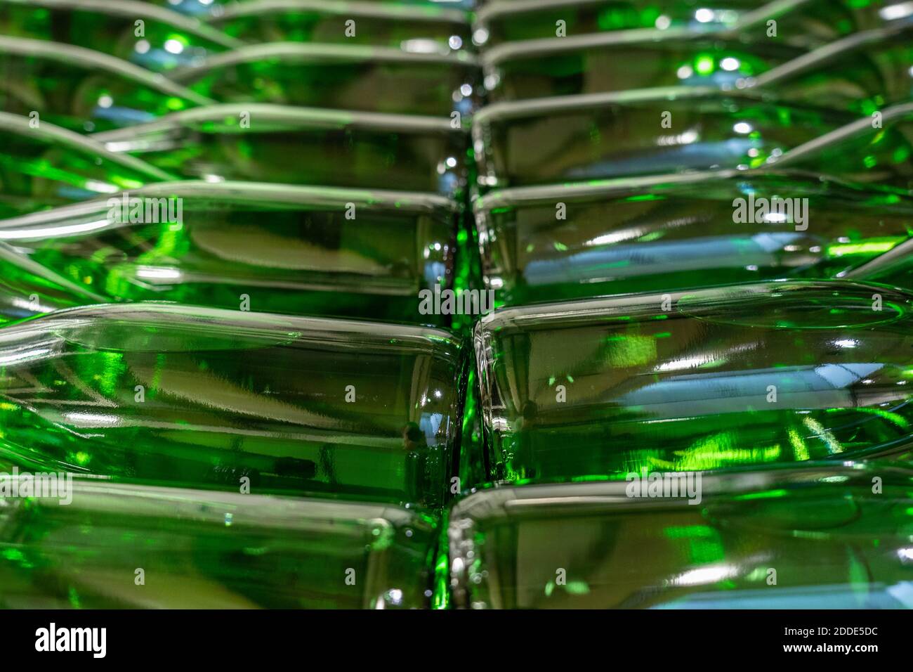 Bottiglie di vino verde riempite con vino bianco impilate sopra tra loro Foto Stock