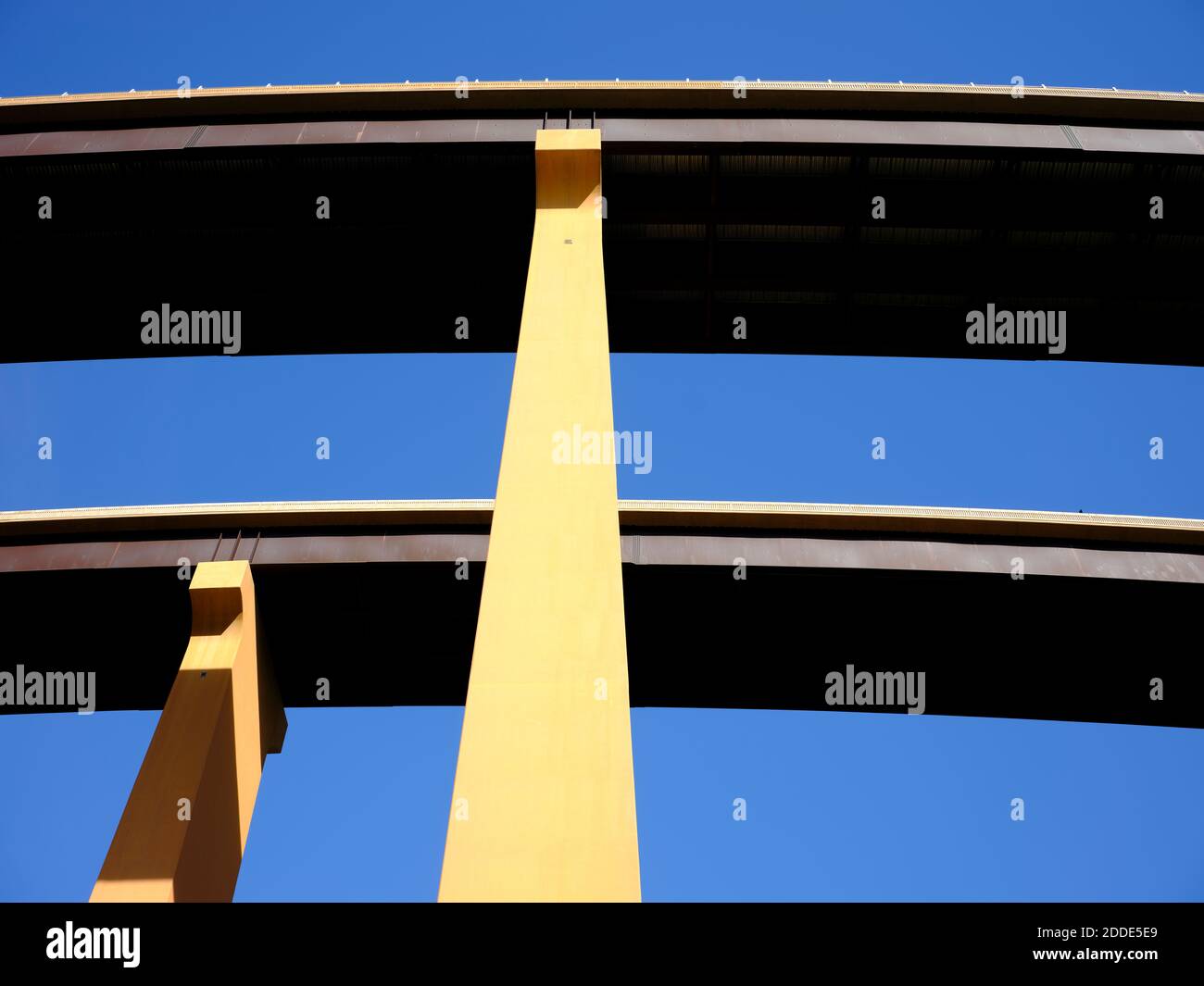 Stati Uniti, Virginia Occidentale, lato inferiore degli Stati Uniti Route 48 ponte che si estende su Lost River Foto Stock