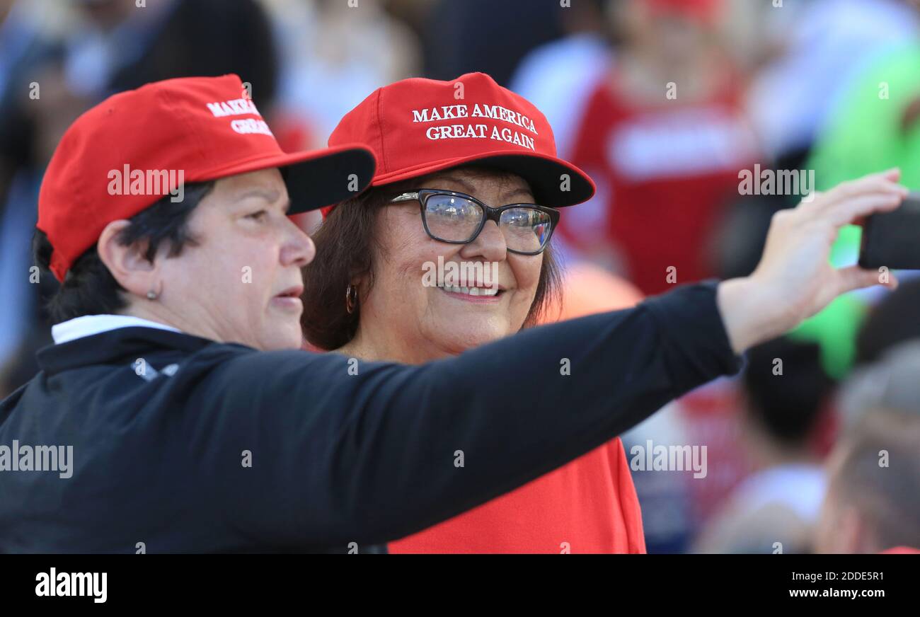 NO FILM, NO VIDEO, NO TV, NO DOCUMENTARIO - sostenitori del candidato presidenziale repubblicano Donald Trump durante una campagna di rally al Bayfront Park Amphitheatre a Miami, FL, USA, mercoledì 2 novembre 2016. Foto di Carline Jean/Sun Sentinel/TNS/ABACAPRESS.COM Foto Stock