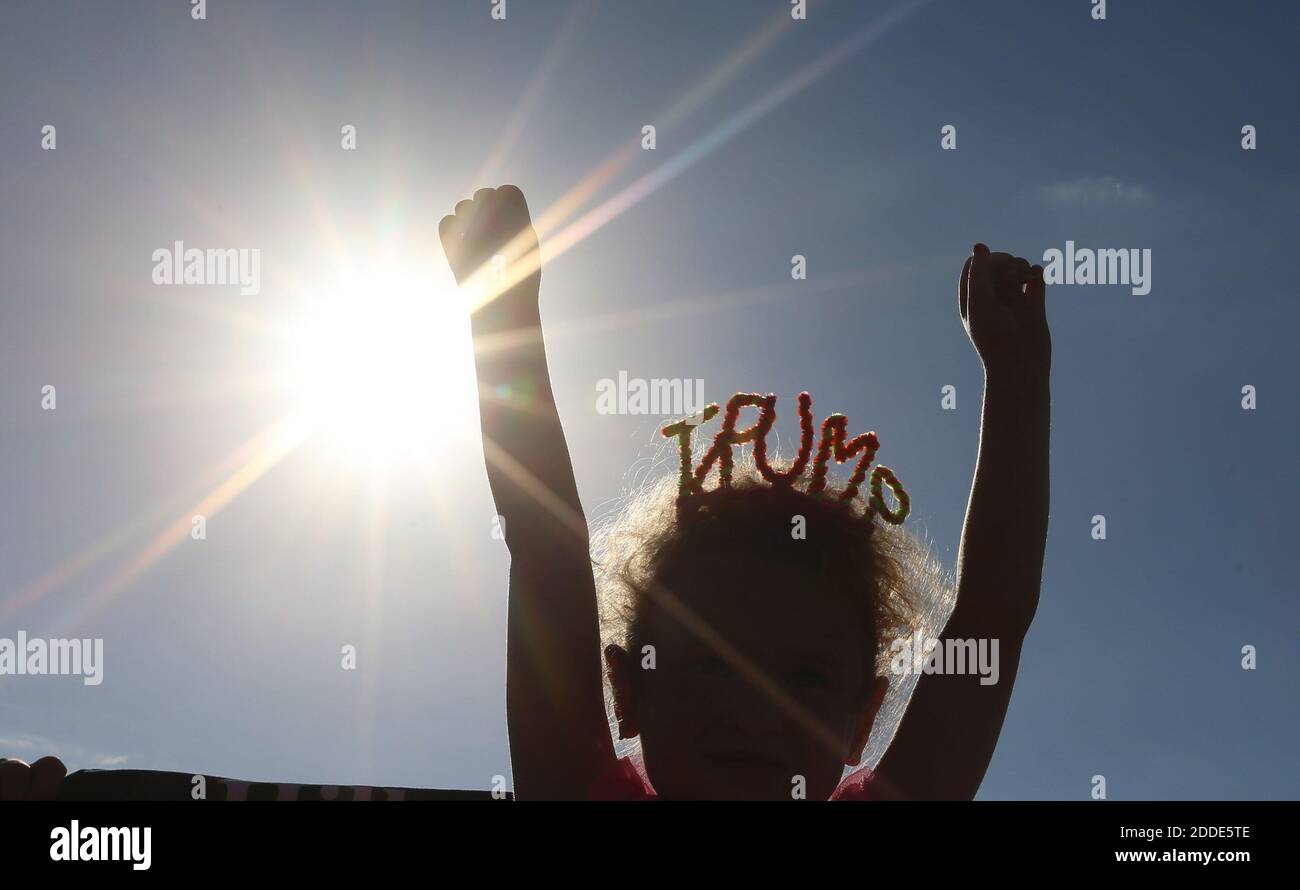 NO FILM, NO VIDEO, NO TV, NO DOCUMENTARIO - Amelia Good, 6, di Ocala, Fla., indossa un 'Trump Tiara' fatto da sua nonna, Nathelle Velez, come candidato presidenziale repubblicano Donald Trump tiene un rally di campagna alla zona fieristica della Florida centrale a Orlando, FL, USA, mercoledì 2 novembre 2016. Foto di Red Huber/Orlando Sentinel/TNS/ABACAPRESS.COM Foto Stock