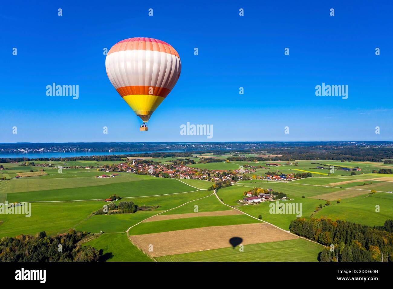 Germania, Baviera, mongolfiera che sorvola una campagna idilliaca Foto Stock