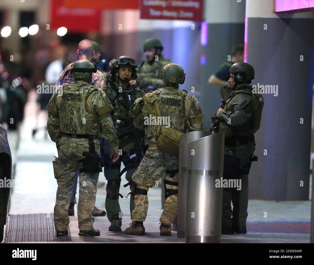 NESSUN FILM, NESSUN VIDEO, NESSUNA TV, NESSUN DOCUMENTARIO - la polizia aspetta di accompagnare i dipendenti e i passeggeri che camminano fuori dal terminal 2 dopo una ripresa all'aeroporto internazionale di Fort Lauderdale-Hollywood venerdì 6 gennaio 2017, a Fort Lauderdale, Florida (David Santiago/El Nuevo Herald/TNS) Foto Stock