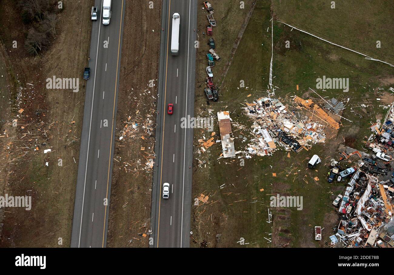 NESSUN FILM, NESSUN VIDEO, NESSUNA TV, NESSUN DOCUMENTARIO - le automobili sono sparse vicino ad un cantiere vicino all'Interstate 55 a Perryville, MO, USA, mercoledì 1 marzo 2017, la mattina dopo che un tornado ha colpito la zona. Una persona è stata uccisa quando il tornado ha colpito l'interstate. Foto di Robert Cohen/St. Louis Post-Dispatch/TNS/ABACAPRESS.COM Foto Stock