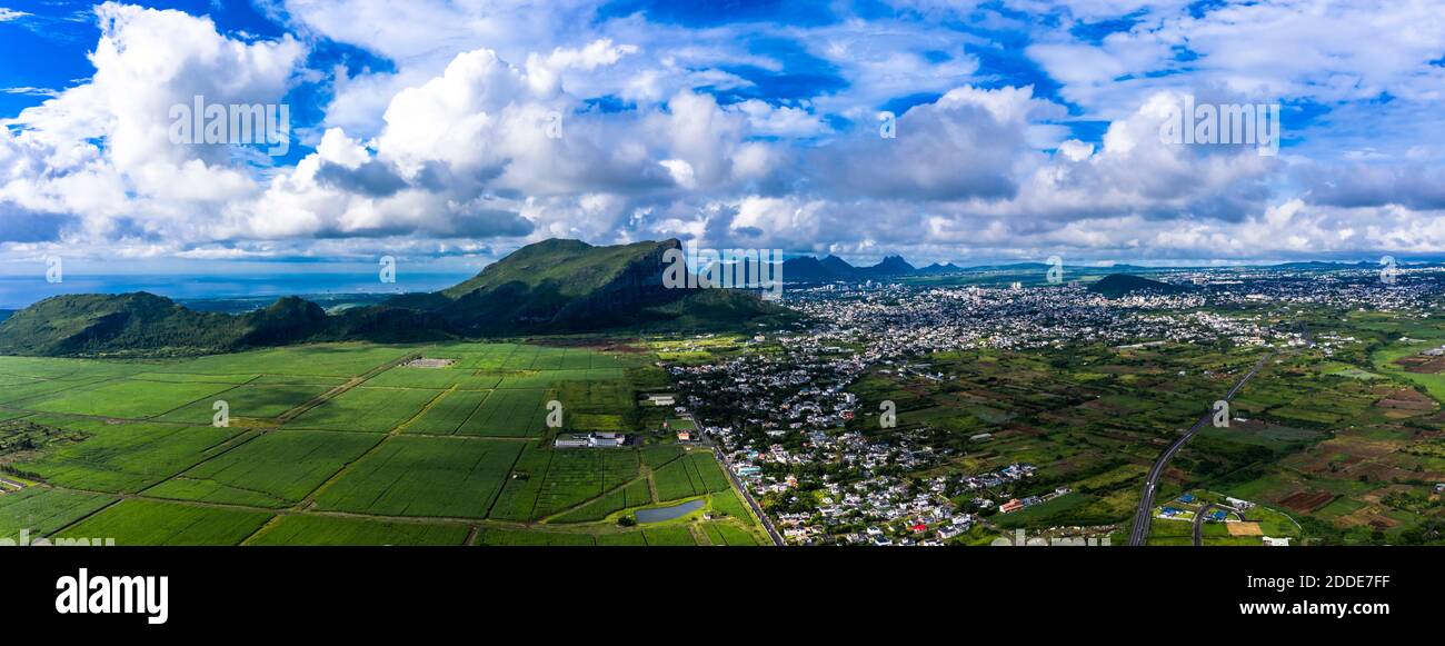 Mauritius, Fiume Nero, Flic-en-Flac, vista in elicottero della città dell'isola con il Corps de Garde montagna sullo sfondo Foto Stock