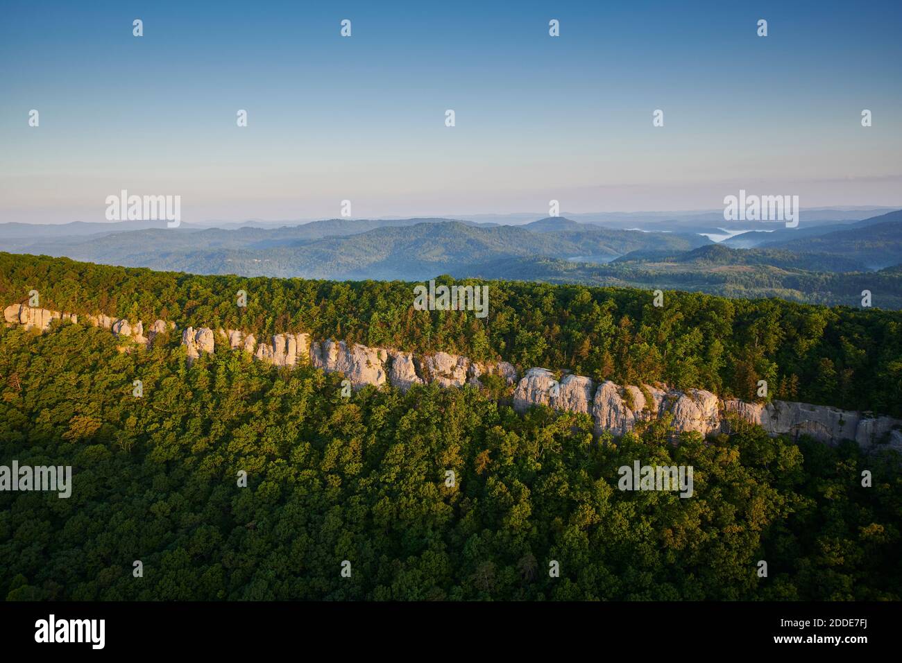 Veduta aerea della scogliera boscosa di Appalachia all'alba Foto Stock