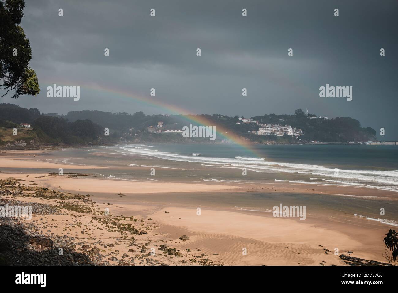 Vista dell'arcobaleno sulla spiaggia vista durante la stagione delle piogge Foto Stock