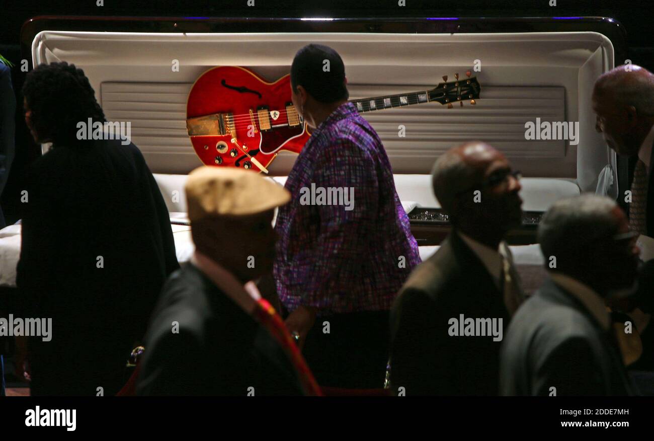 NO FILM, NO VIDEO, NO TV, NO DOCUMENTARIO - Famiglia, amici e fan pagano rispetto alla leggenda del rock 'n' roll Chuck Berry, il cui corpo si trova in posa con la sua chitarra Gibson ES-335, durante il suo servizio in memoria domenica 9 aprile 2017, al Pageant in the Loop a St. Louis, Foto di Laurie Skrivan/St. Louis Post-Dispatch/TNS/ABACAPRESS.COM Foto Stock