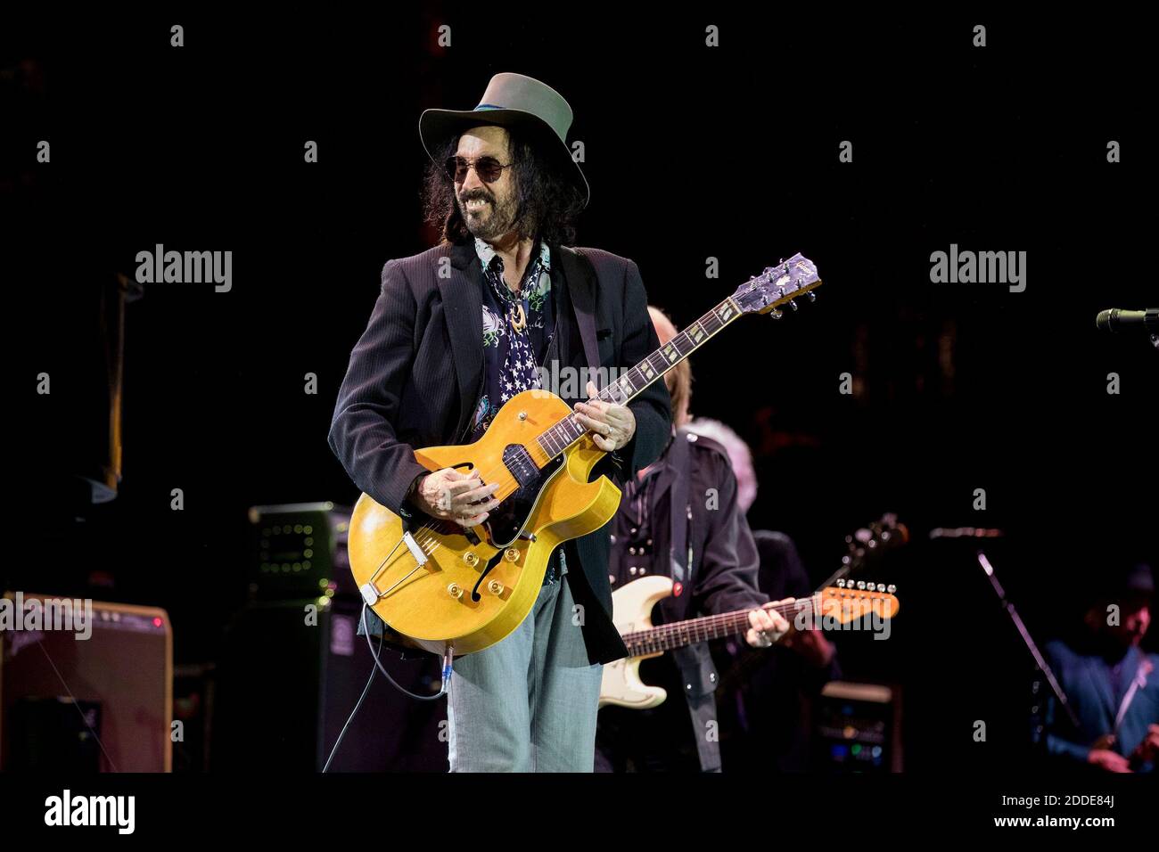 NESSUN FILM, NESSUN VIDEO, NESSUNA TV, NESSUN DOCUMENTARIO - Mike Campbell di Tom Petty e The Heartbreakers si esibisce al Wrigley Field giovedì 29 giugno 2017 a Chicago, il, USA. Foto di Armando L. Sanchez/Chicago Tribune/TNS/ABACAPRESS.COM Foto Stock