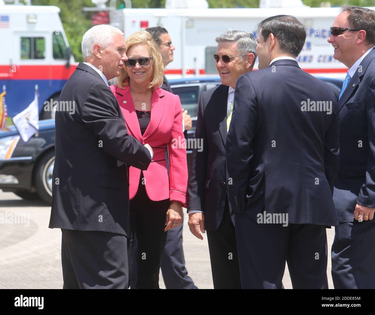 NO FILM, NO VIDEO, NO TV, NO DOCUMENTARIO - il Vicepresidente Mike Pence, a sinistra, è accolto da Bob Cabana, centro, direttore del Kennedy Space Center, giovedì 6 luglio 2017 presso lo Shuttle Landing Facility. Cape Canaveral, FL, USA, 6 luglio 2017. Foto di Red Huber/Orlando Sentinel/TNS/ABACAPRESS.COM Foto Stock
